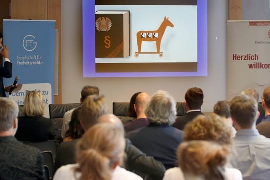 Journalisten verfolgen eine Pressekonferenz der Gesellschaft für Freiheitsrechte (GFF) und des Deutschen Anwaltsvereins (DAV) zur Verfassungsbeschwerde gegen "Staatstrojaner".