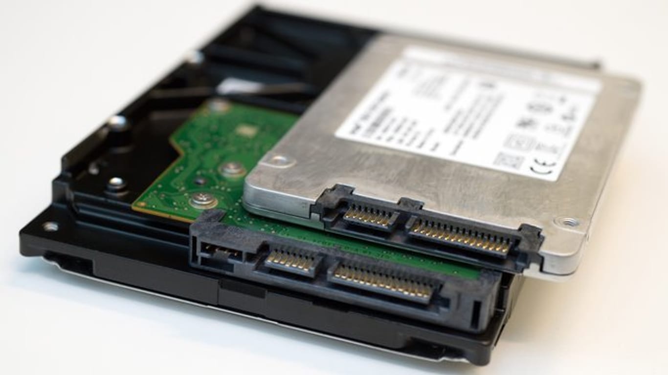 SSD-Chipspeicher (oben) sind deutlich schneller, leichter und geräuschloser als die klassischen Festplatten mit Magnetscheibe (unten).