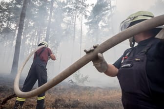 Ist das Feuer bald gelöscht? Feuerwehrmänner bekämpfen den Waldbrand bei Treuenbrietzen.