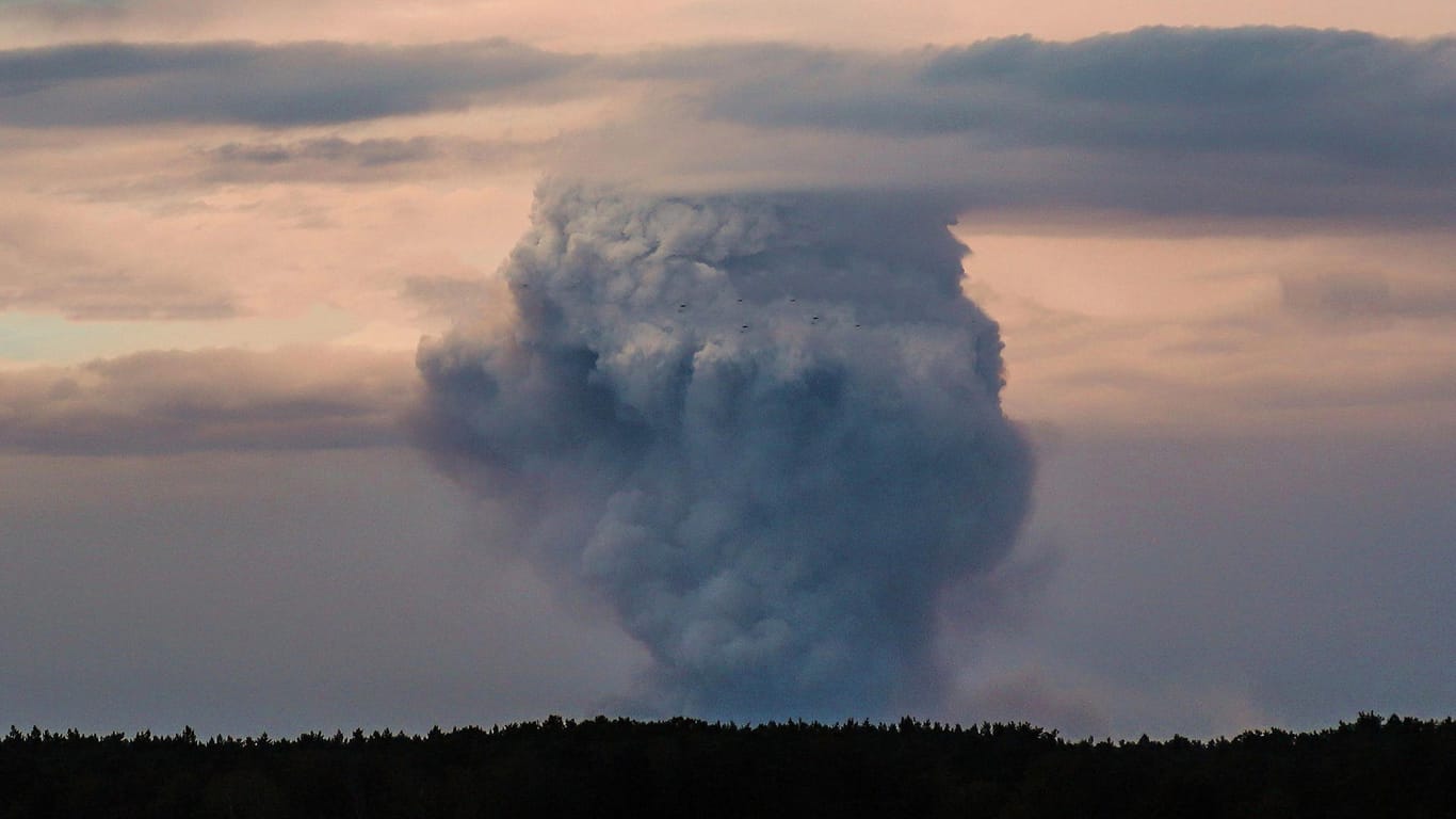 Waldbrand in Südbrandenburg: Rauchwolken steigen über der Landschaft auf.