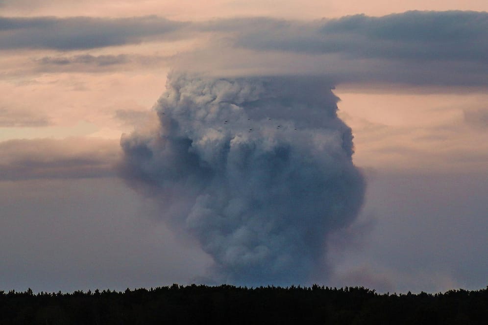Waldbrand in Südbrandenburg: Rauchwolken steigen über der Landschaft auf.