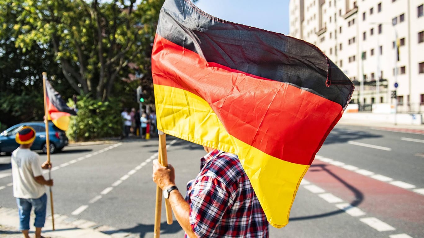Anhänger von Pegida und AFD protestieren gegen den Besuch von Bundeskanzlerin Angela Merkel CDU