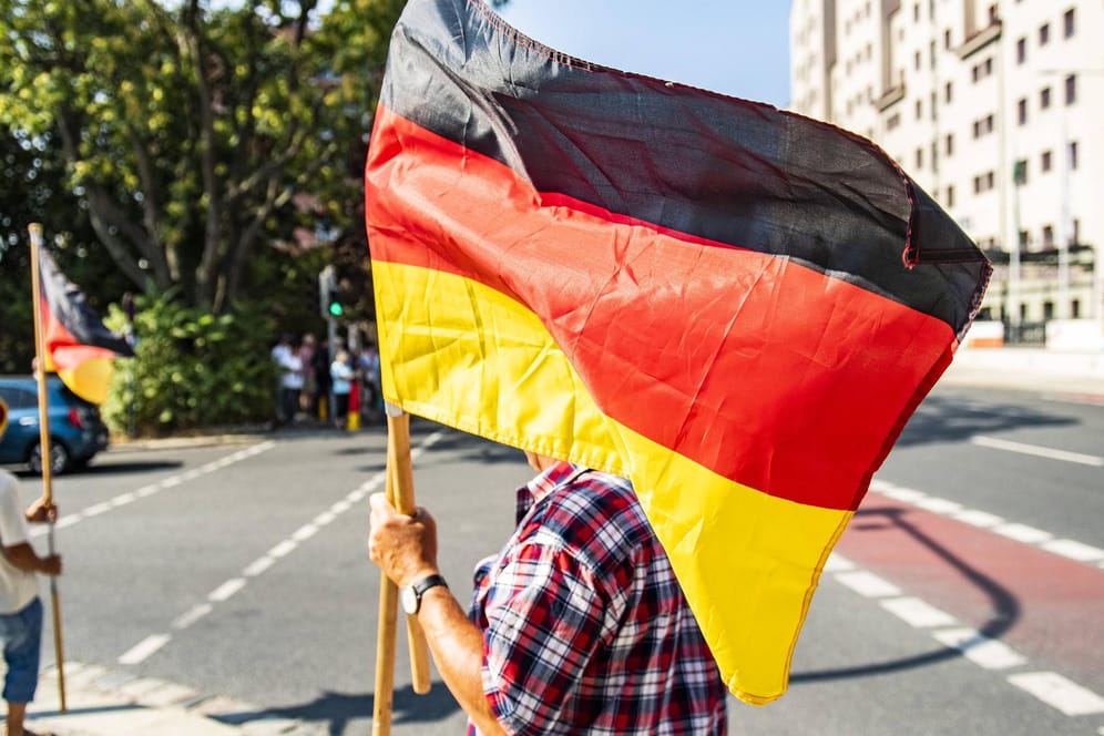 Anhänger von Pegida und AFD protestieren gegen den Besuch von Bundeskanzlerin Angela Merkel CDU