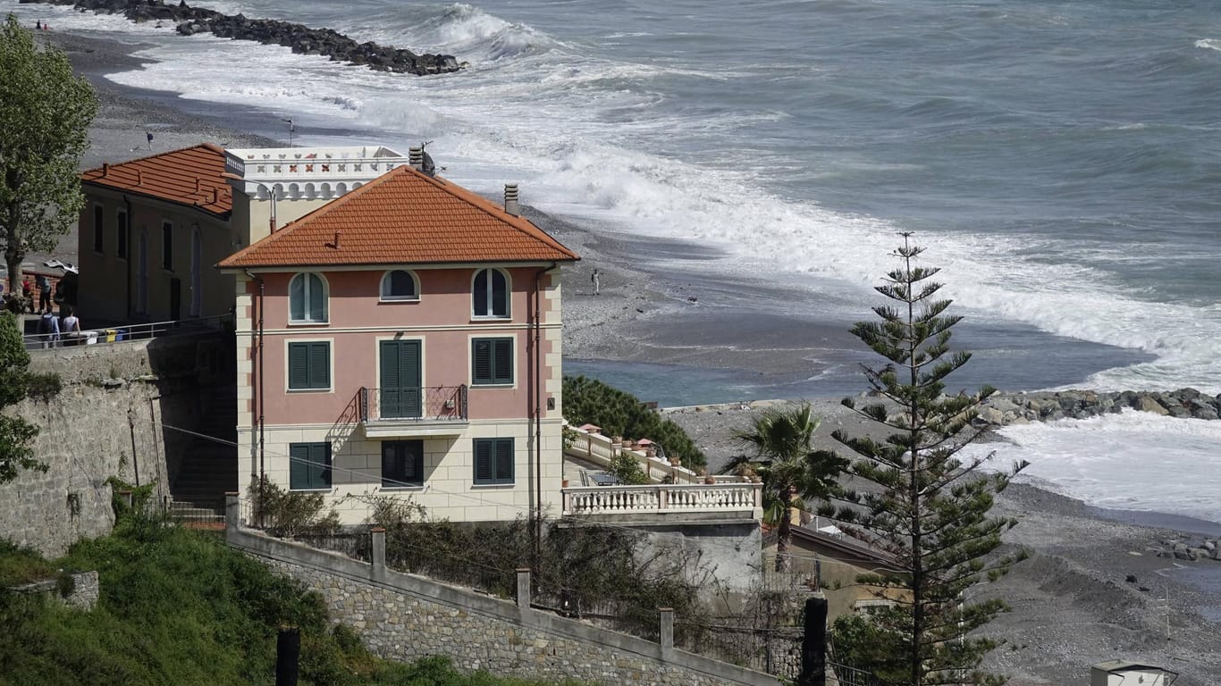 Wohnhäuser über dem Strand in der Provinz Imperia: Eine Deutsche ist in der Region von einer Klippe gestürzt worden. Die Polizei ermittelt wegen Mordversuchs.