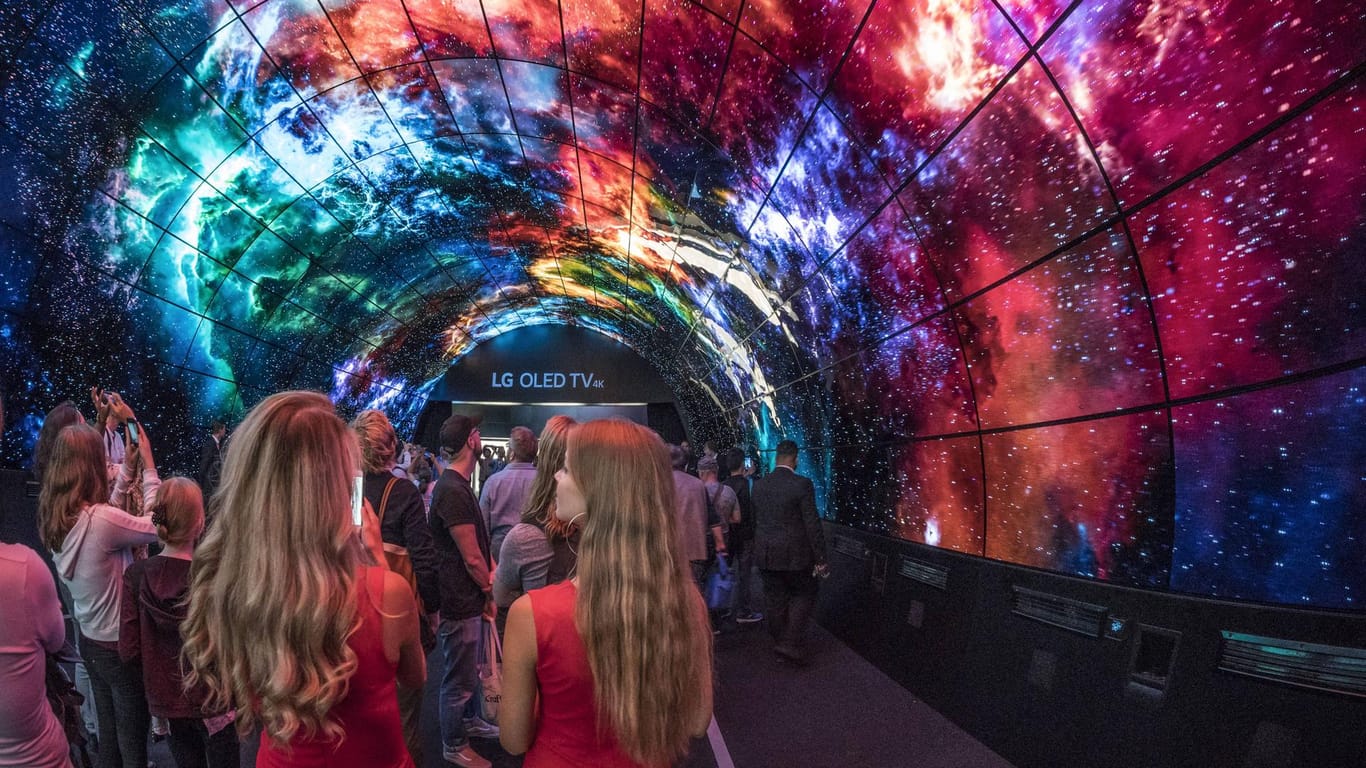 TV-Tunnel auf der IFA 2017: Neue Fernseher mit OLED-Technik sind eines der Highlights