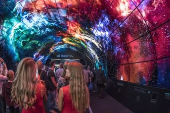 TV-Tunnel auf der IFA 2017: Neue Fernseher mit OLED-Technik sind eines der Highlights