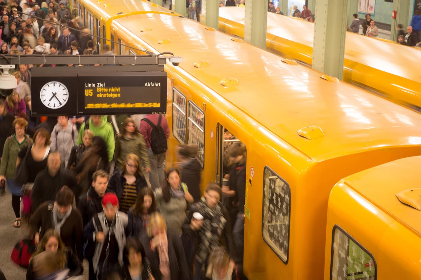 Dicht gedrängt steigen Menschen aus einer U-Bahn im Bahnhof am Alexanderplatz: Die Berliner U-Bahn wird ans LTE-Netz angeschlossen.