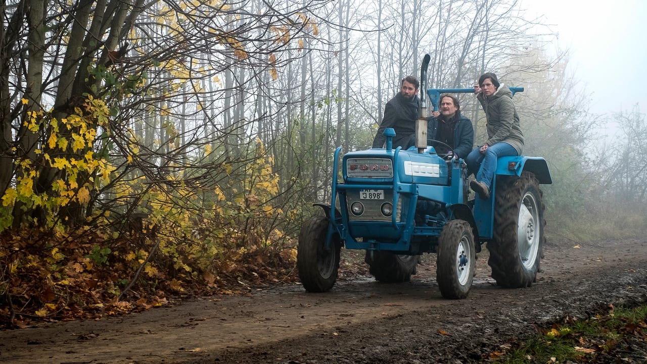 Neblig: Die Kommissare Lessing (Christian Ulmen) und Kira Dorn (Nora Tschirner) fahren mit dem Kartoffelbauern Thomas Halupczok (Mitte: Jörn Hentschel) auf dem Traktor zu seinem Hof.