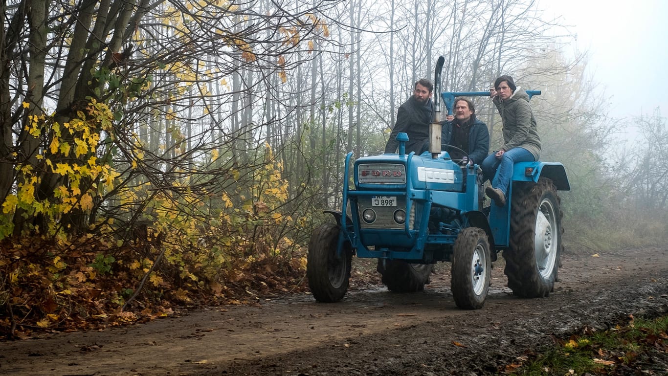 Neblig: Die Kommissare Lessing (Christian Ulmen) und Kira Dorn (Nora Tschirner) fahren mit dem Kartoffelbauern Thomas Halupczok (Mitte: Jörn Hentschel) auf dem Traktor zu seinem Hof.