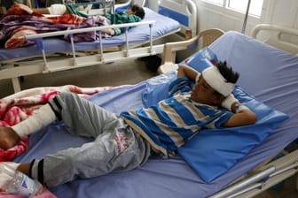 Kinder im Krankenhaus: Bei einem Anschlag auf einen Bus vor zwei Wochen starben Dutzende Menschen. Auch bei Angriff jetzt wurden wieder viele Zivilisten getötet.