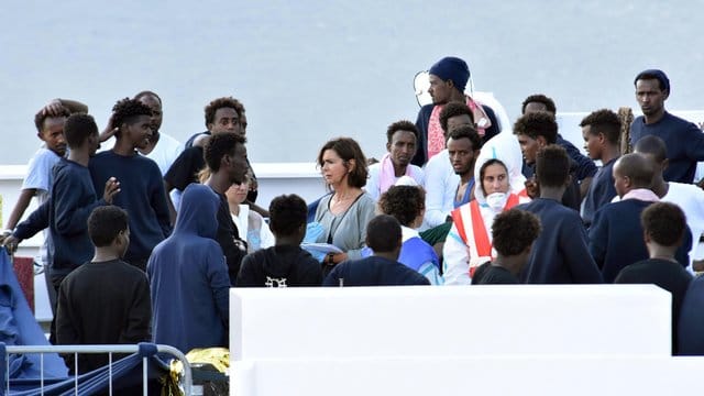 In Italien unerwünscht: Die Migranten müssen immer noch auf der "Diciotti" ausharren. In Italien unerwünscht: Die Migranten müssen immer noch auf der "Diciotti" ausharren.