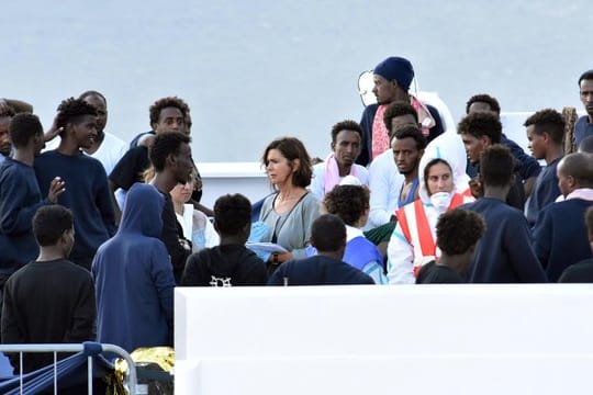 In Italien unerwünscht: Die Migranten müssen immer noch auf der "Diciotti" ausharren.