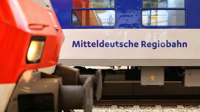 Schrift auf einem Zug der Mitteldeutschen Regiobahn