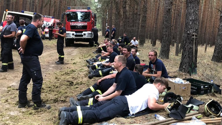 Feuerwehrleute machen Pause: Für die Helfer gab es Erbsensuppe.