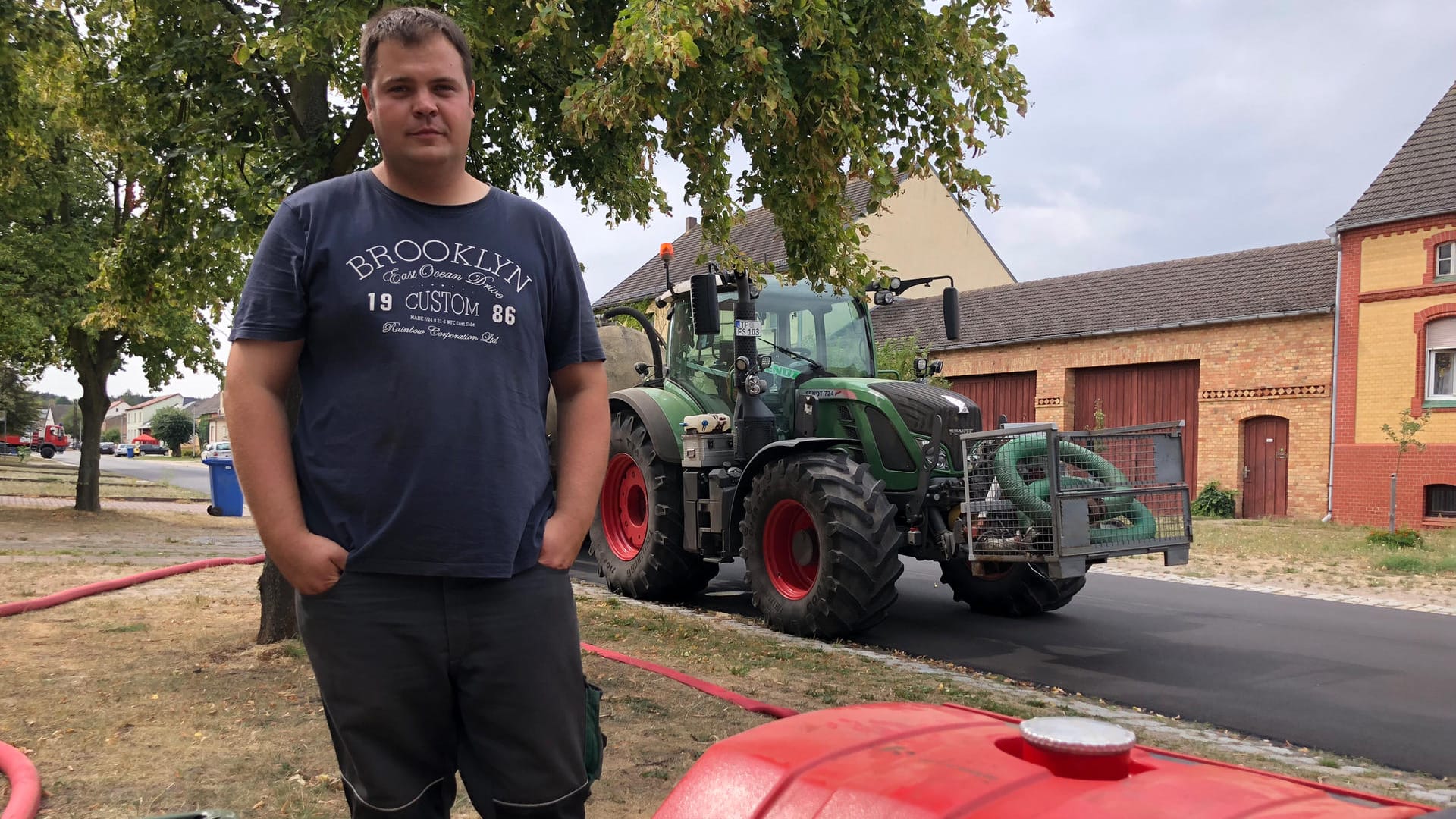 Thomas Seehaus vom Landgut Hennickendorf: Nicht nur die Feuerwehren kämpfen gegen die Flammen, Landwirte unterstützen mit ihren Fässern.