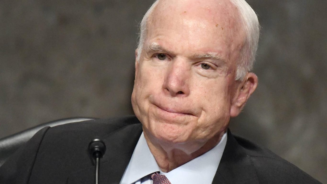 US-Senator John McCain: Nach über einem Jahr Kampf gegen den Krebs beendet der Republikaner seine Behandlung freiwillig.