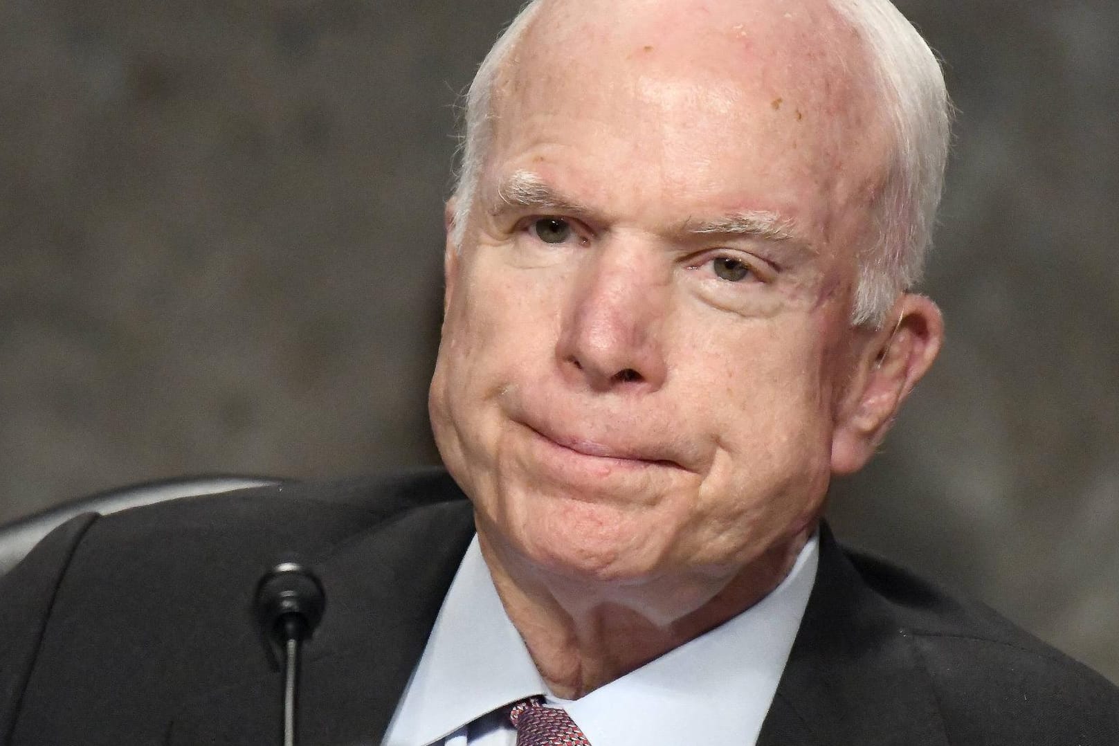 US-Senator John McCain: Nach über einem Jahr Kampf gegen den Krebs beendet der Republikaner seine Behandlung freiwillig.