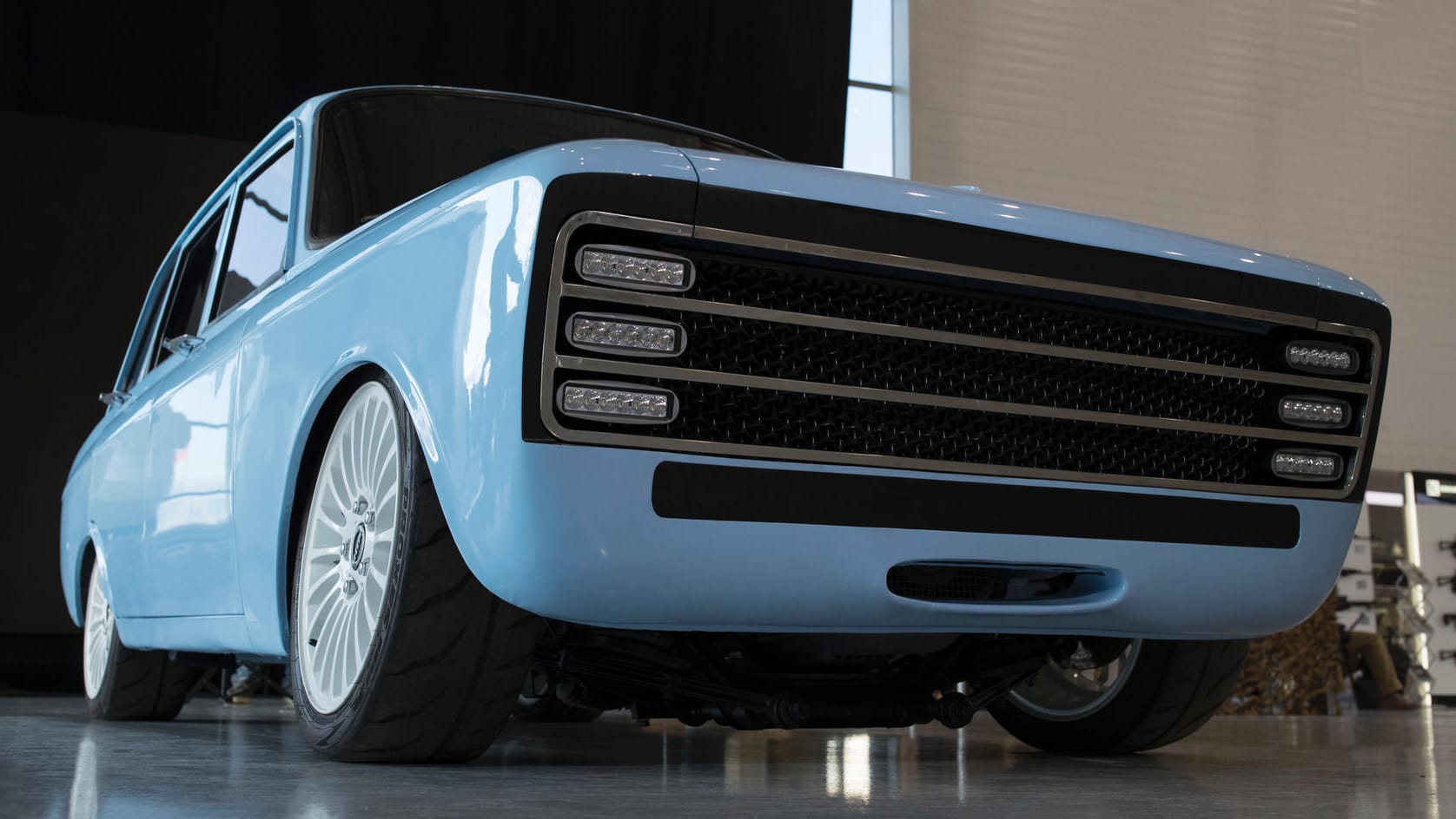 Kalaschnikow CV-1: Das Retro-Elektroauto des Waffenkonzerns soll dem Tech-Giganten Tesla gefährlich werden. Kalaschnikow CV-1: Das Retro-Elektroauto des Waffenkonzerns soll dem Tech-Giganten Tesla gefährlich werden.