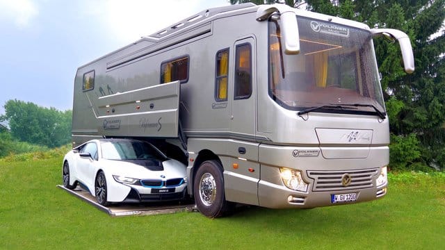 Das Luxus-Reisemobil Performance S von Volkner lässt den Pkw in der Mittelgarage verschwinden. Das Luxus-Reisemobil Performance S von Volkner lässt den Pkw in der Mittelgarage verschwinden.