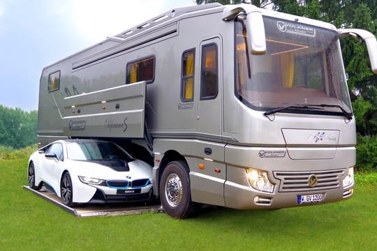 Das Luxus-Reisemobil Performance S von Volkner lässt den Pkw in der Mittelgarage verschwinden.