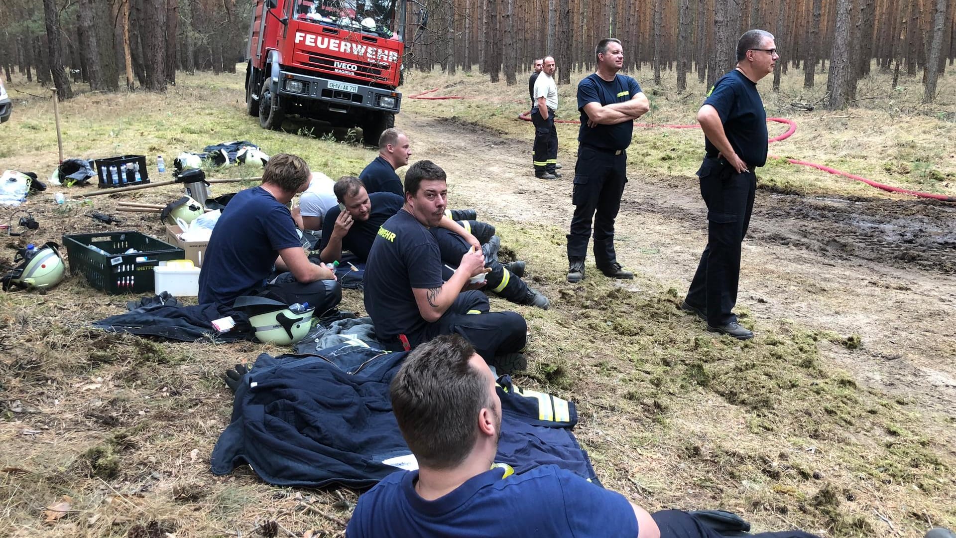 "Die letzten Mohikaner": Einsatzkräfte Beklagten auch, dass die Bundeswehr nicht zur Hilfe zur Verfügung steht und in den eigenen Reihen es immer schwerer wird, Helfer zu finden.