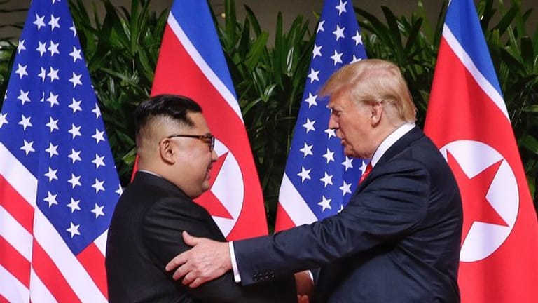 Historisches Treffen: US-Präsident Donald Trump und der Machthaber von Nordkorea, Kim Jong Un, geben sich die Hand.