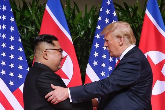 Historisches Treffen: US-Präsident Donald Trump und der Machthaber von Nordkorea, Kim Jong Un, geben sich die Hand.