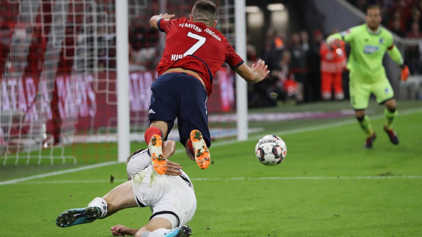 Szene des Spiels: Bayerns Franck Ribery (o.) kommt nach einer Grätsche von Hoffenheims Havard Nordtveit im Strafraum zu Fall.