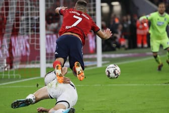 Szene des Spiels: Bayerns Franck Ribery (o.) kommt nach einer Grätsche von Hoffenheims Havard Nordtveit im Strafraum zu Fall.