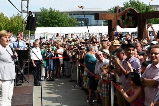 Bundeskanzlerin Angela Merkel (CDU) begrüßt während des Tages der offenen Tür der Bundesregierung Bürger im Bundeskanzleramt.
