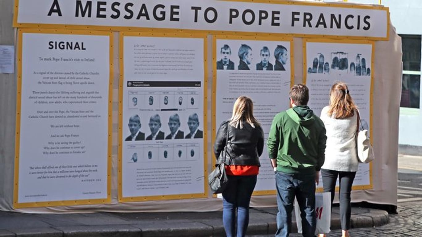 Eine Kunstinstallation von Mannix Flynn, die gegen den Besuch des Papstes protestiert, im Zentrum der irischen Haupstadt Dublin.