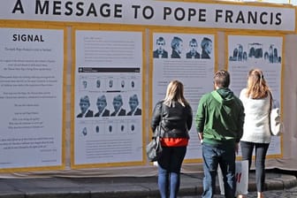 Eine Kunstinstallation von Mannix Flynn, die gegen den Besuch des Papstes protestiert, im Zentrum der irischen Haupstadt Dublin.