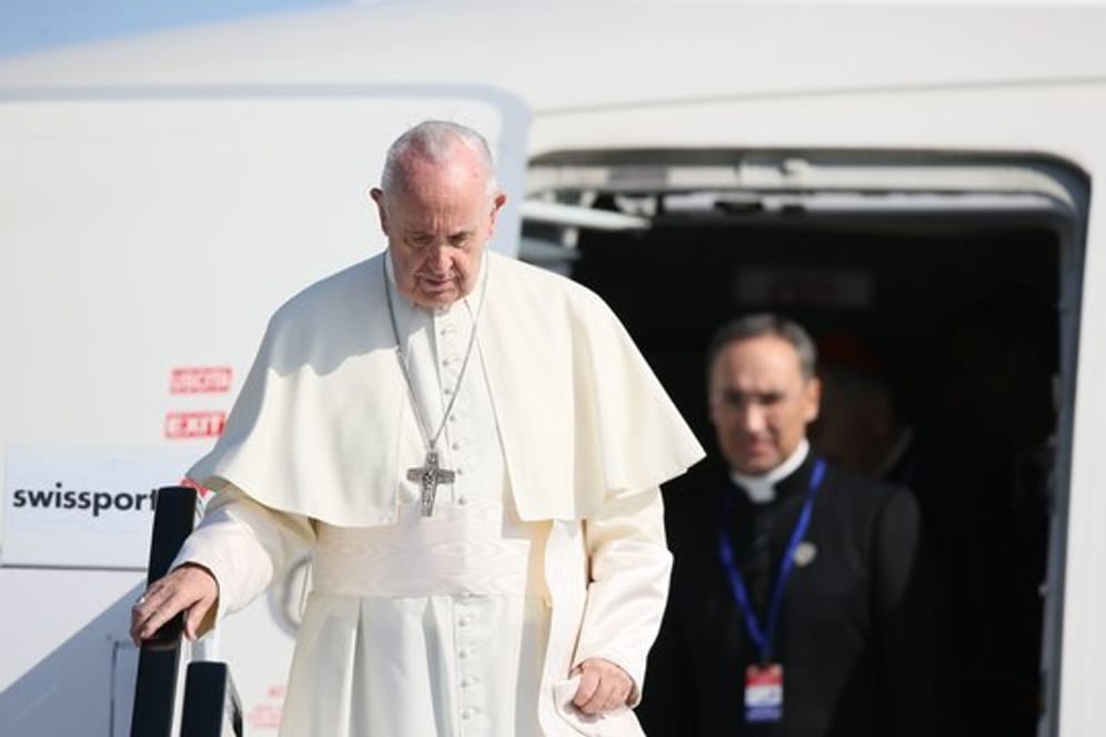 Papst Franziskus steigt nach der Landung in Dublin aus dem Flugzeug.