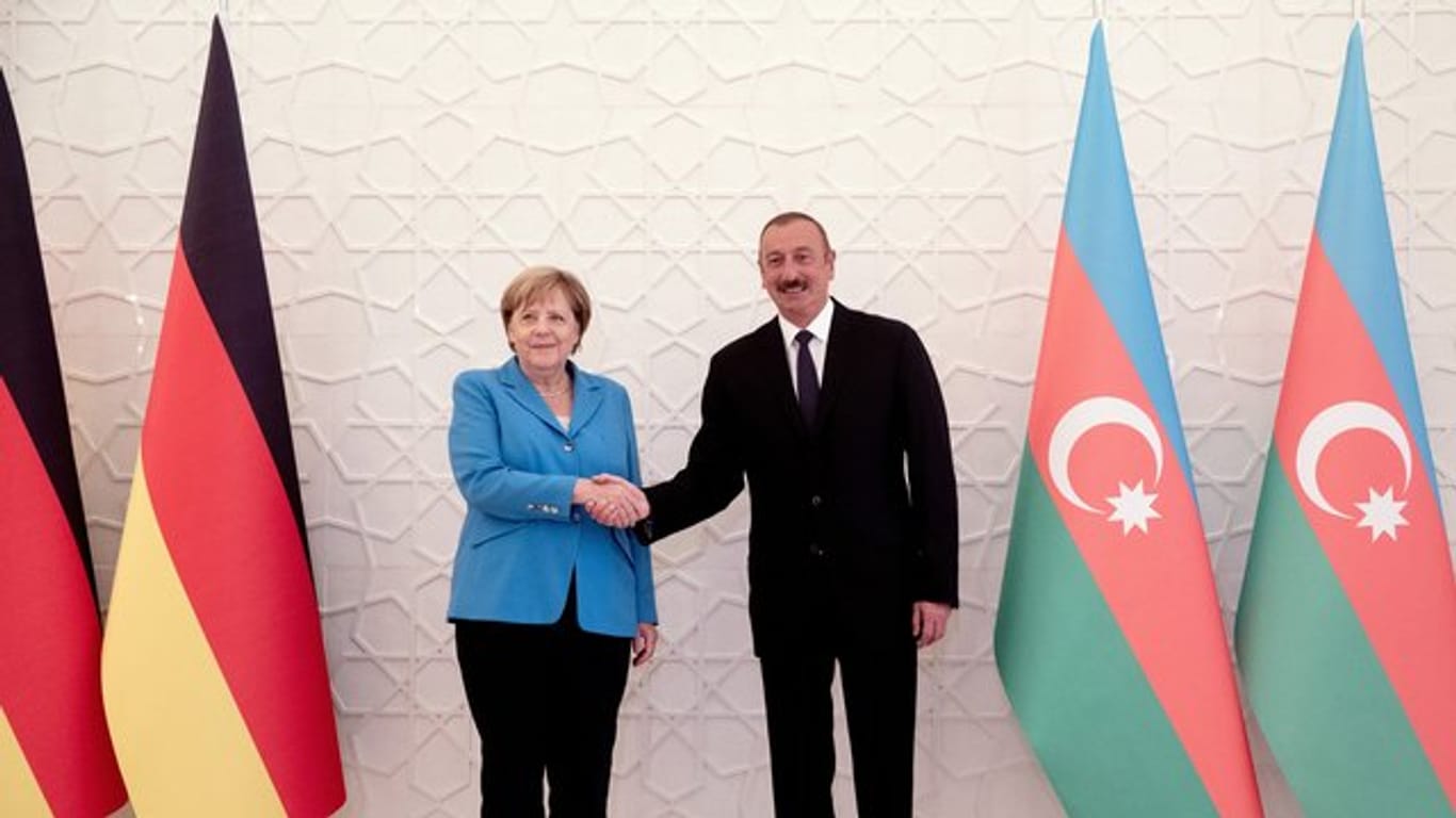 wird von Aserbaidschan Präsident Ilham Aliyev empfängt Bundeskanzlerin Angela Merkel im Präsidentenpalast in Baku.