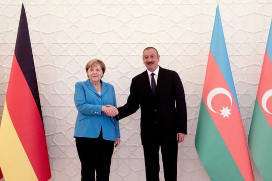 wird von Aserbaidschan Präsident Ilham Aliyev empfängt Bundeskanzlerin Angela Merkel im Präsidentenpalast in Baku.