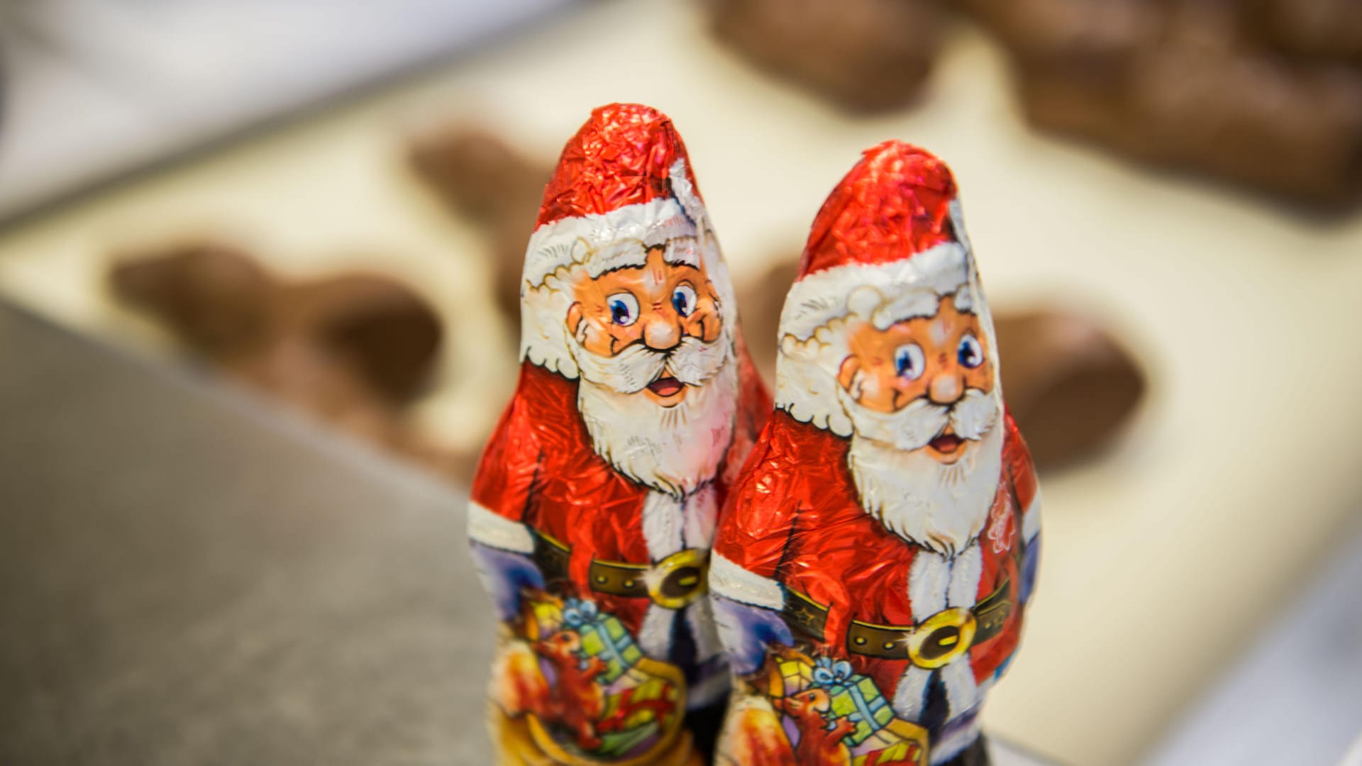 Weihnachtsmänner: Direkt nach der Osterhasenproduktion beginnt die Herstellung der Schoko-Nikoläuse.