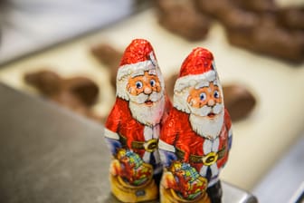 Weihnachtsmänner: Direkt nach der Osterhasenproduktion beginnt die Herstellung der Schoko-Nikoläuse.