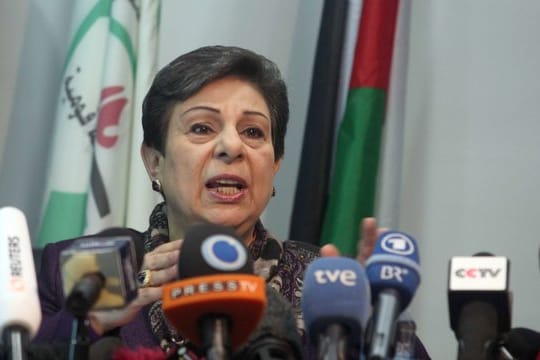 PLO-Führungsmitglied Hanan Aschrawi spricht in Ramallah.