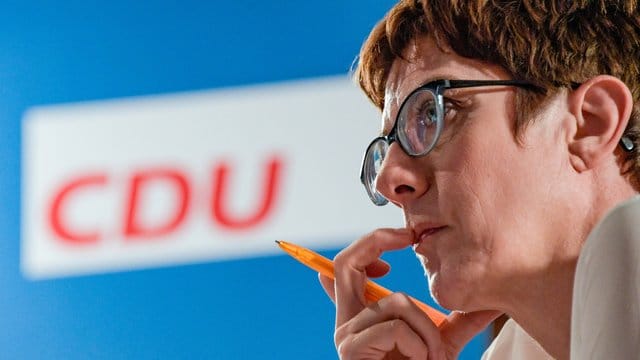 CDU-Generalsekretärin Kramp-Karrenbauer: "Wenn Flüchtlinge ein solches Jahr absolvieren, freiwillig oder verpflichtend, dient das ihrer Integration in Staat und Gesellschaft. CDU-Generalsekretärin Kramp-Karrenbauer: "Wenn Flüchtlinge ein solches Jahr absolvieren, freiwillig oder verpflichtend, dient das ihrer Integration in Staat und Gesellschaft.