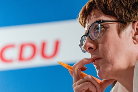 CDU-Generalsekretärin Kramp-Karrenbauer: "Wenn Flüchtlinge ein solches Jahr absolvieren, freiwillig oder verpflichtend, dient das ihrer Integration in Staat und Gesellschaft.