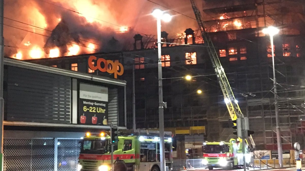 Großbrand in Zürich: Feuerwehrleute löschen einen Brand in einem Geschäftsgebäude. Großbrand in Zürich: Feuerwehrleute löschen einen Brand in einem Geschäftsgebäude.