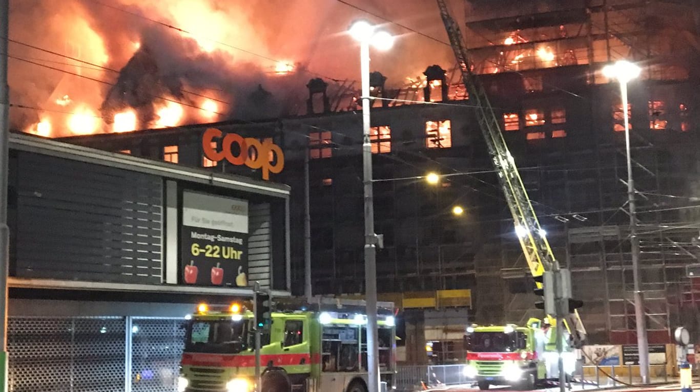Großbrand in Zürich: Feuerwehrleute löschen einen Brand in einem Geschäftsgebäude.