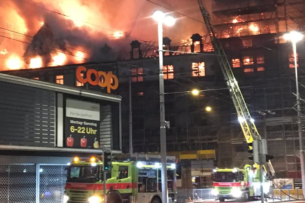 Großbrand in Zürich: Feuerwehrleute löschen einen Brand in einem Geschäftsgebäude.