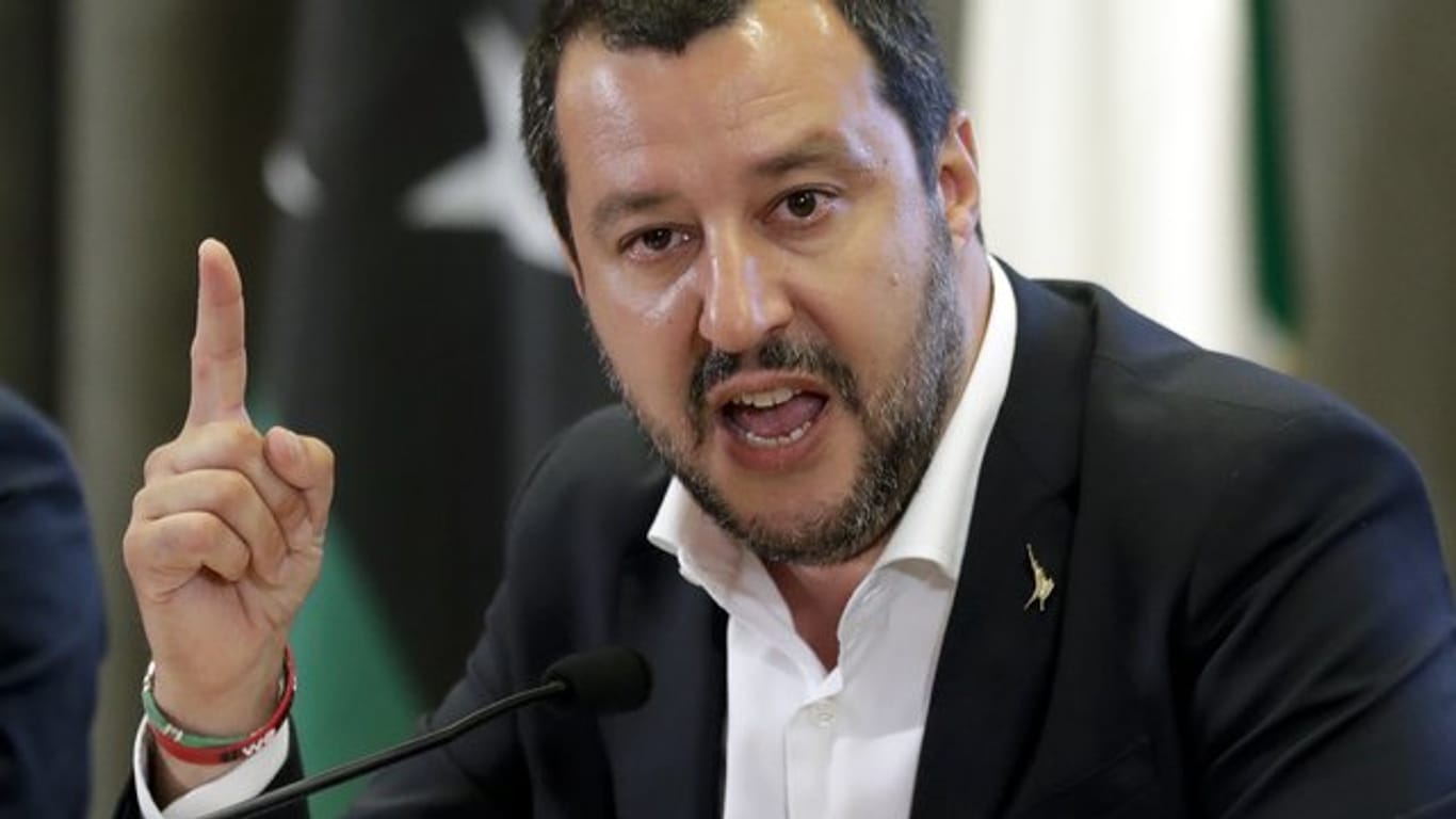 Salvini hatte angeordnet, die Menschen erst von Bord gehen zu lassen, sobald sich andere Staaten zur Aufnahme einiger Migranten bereit erklären.