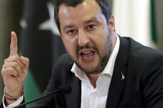 Salvini hatte angeordnet, die Menschen erst von Bord gehen zu lassen, sobald sich andere Staaten zur Aufnahme einiger Migranten bereit erklären.