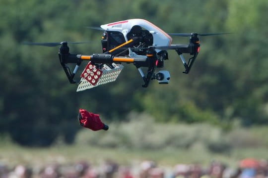 Ein Rettungscopter der DRK-Wasserwacht wirft am Strand von Usedom eine Schwimmhilfe ab.