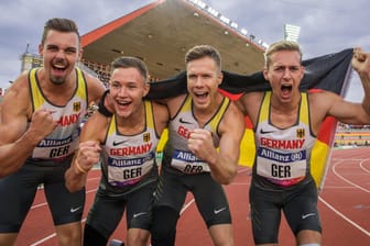 Reinhold Bötzel (v.l.), Felix Streng, Markus Rehm und Johannes Floors feiern im Ziel ihre Goldmedaille in der Staffel.