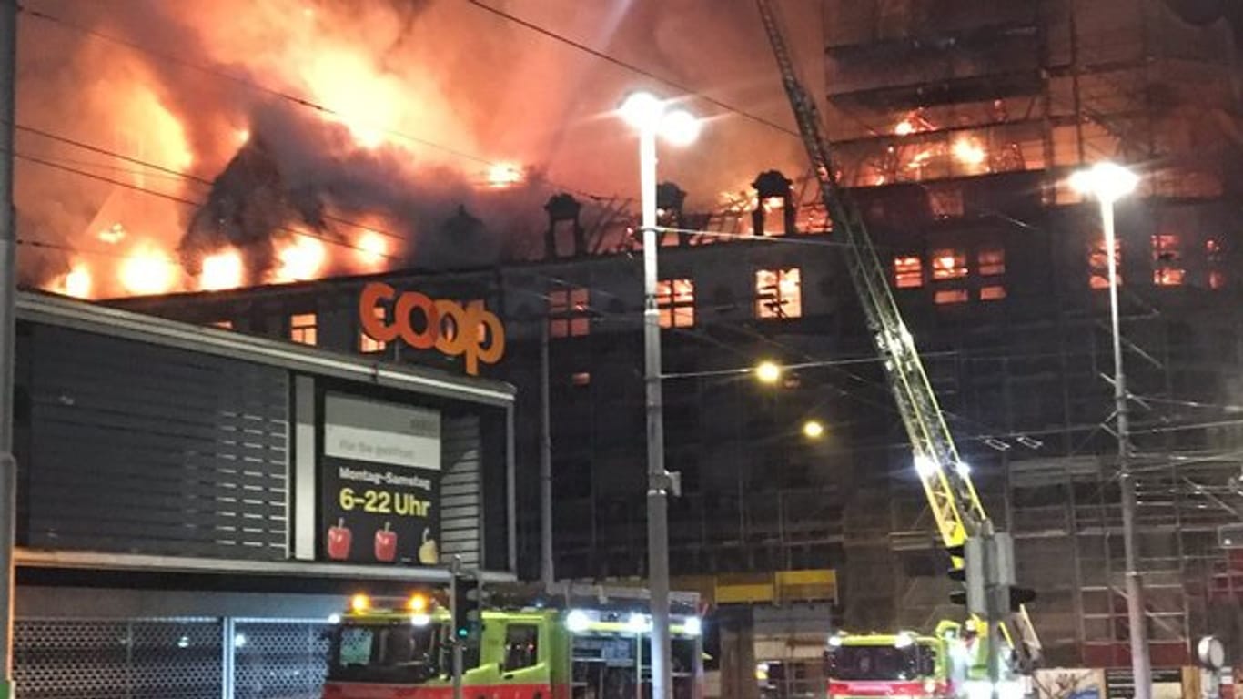 Meterhohe Flammen schlagen aus dem derzeit leerstehenden Geschäftsgebäude am Züricher Hauptbahnhof.