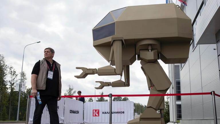 Russische Militär-Show: Modell eines ferngesteuerten Systems im Stil eines Roboters von Kalaschnikow.