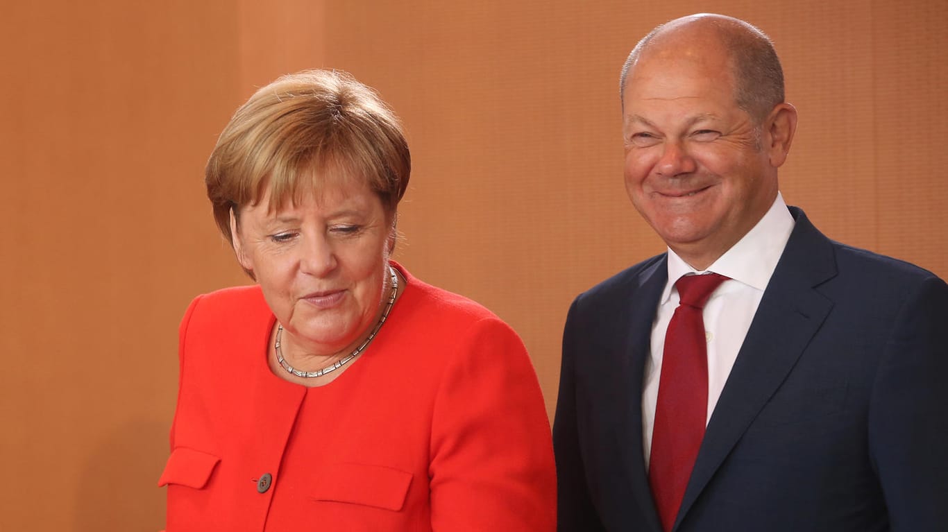 Bundeskanzlerin Angela Merkel und Finanzminister Olaf Scholz: Sie können sich über einen Milliardenüberschuss in der Staatskasse freuen.